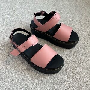 NWOT Dr. Martens Voss Quad Hydro Leather Platform Sandal